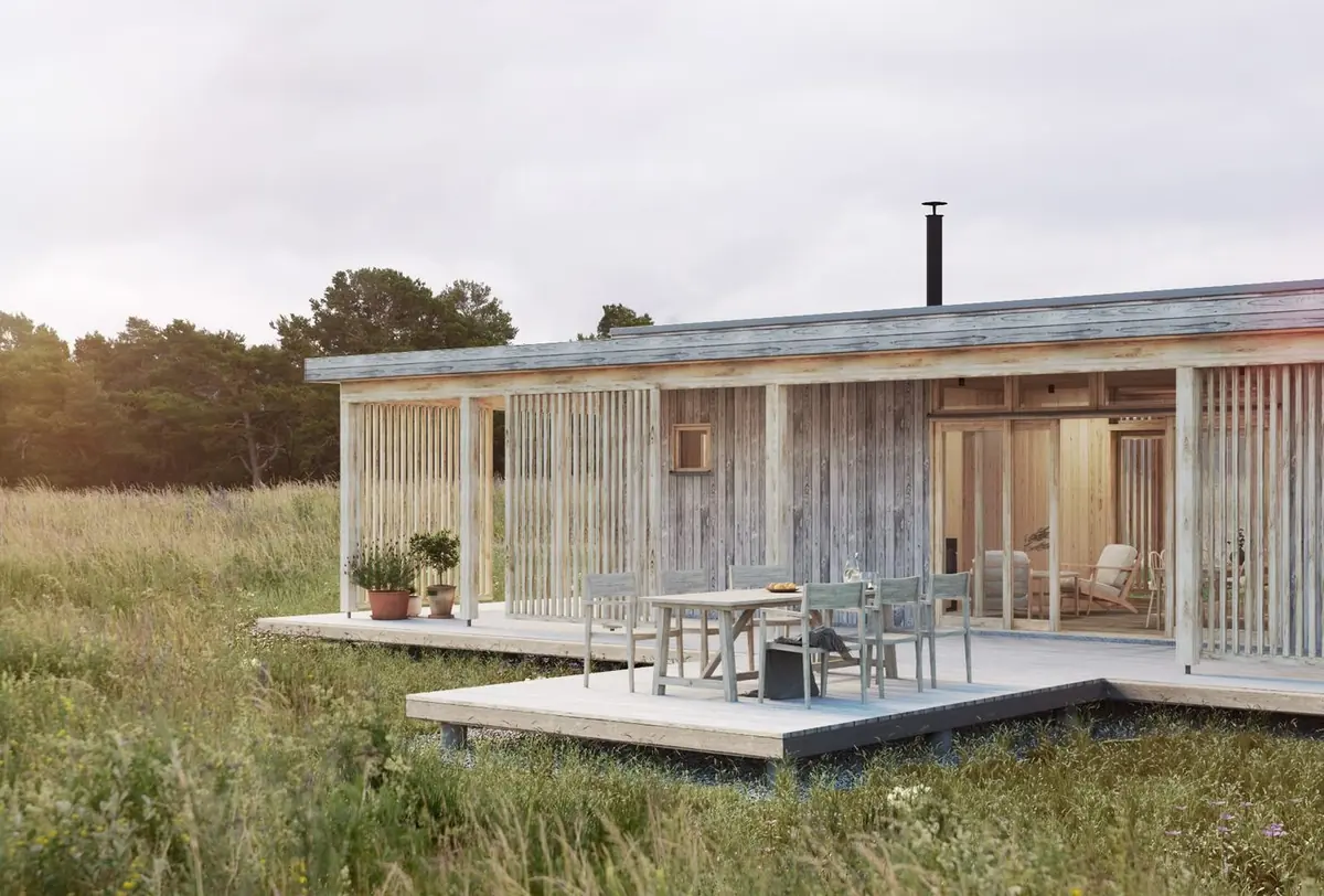 Visualisering: Nära Naturen i kvällsljus med dukat bord på altanen
